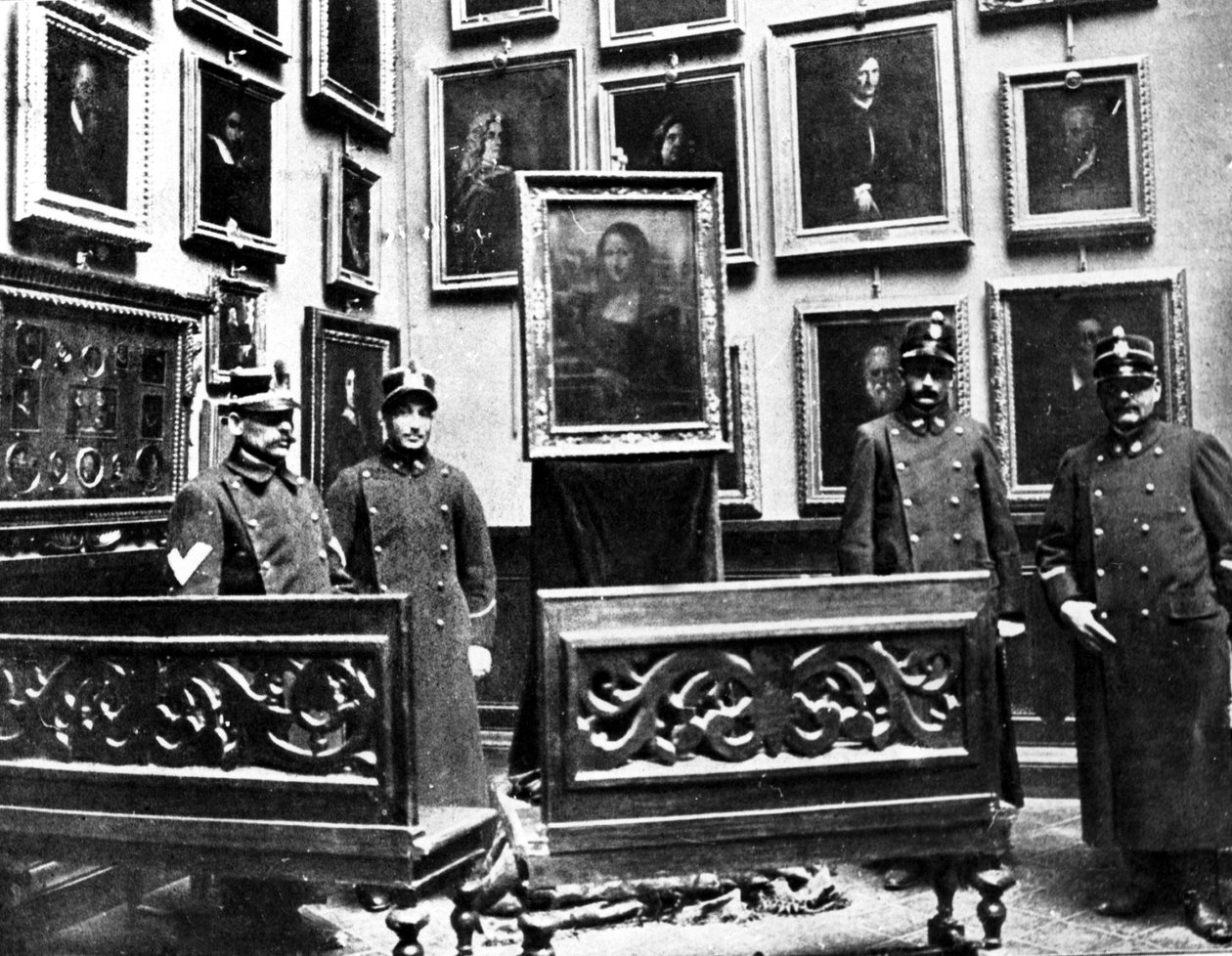 The Mona Lisa with guards in the Uffizi museum in Firenze, the painting having just been found after her theft in Louvre museum by an Italian painter Vincenzo Peruggia on August 21, 1911 by Unknown