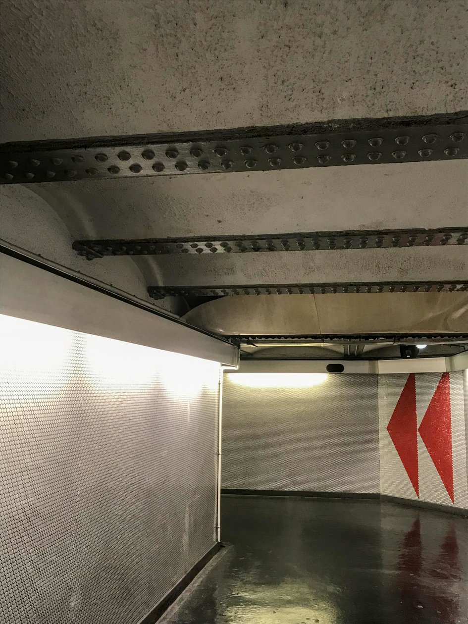 Composition - Metro by Cécile Jamet
