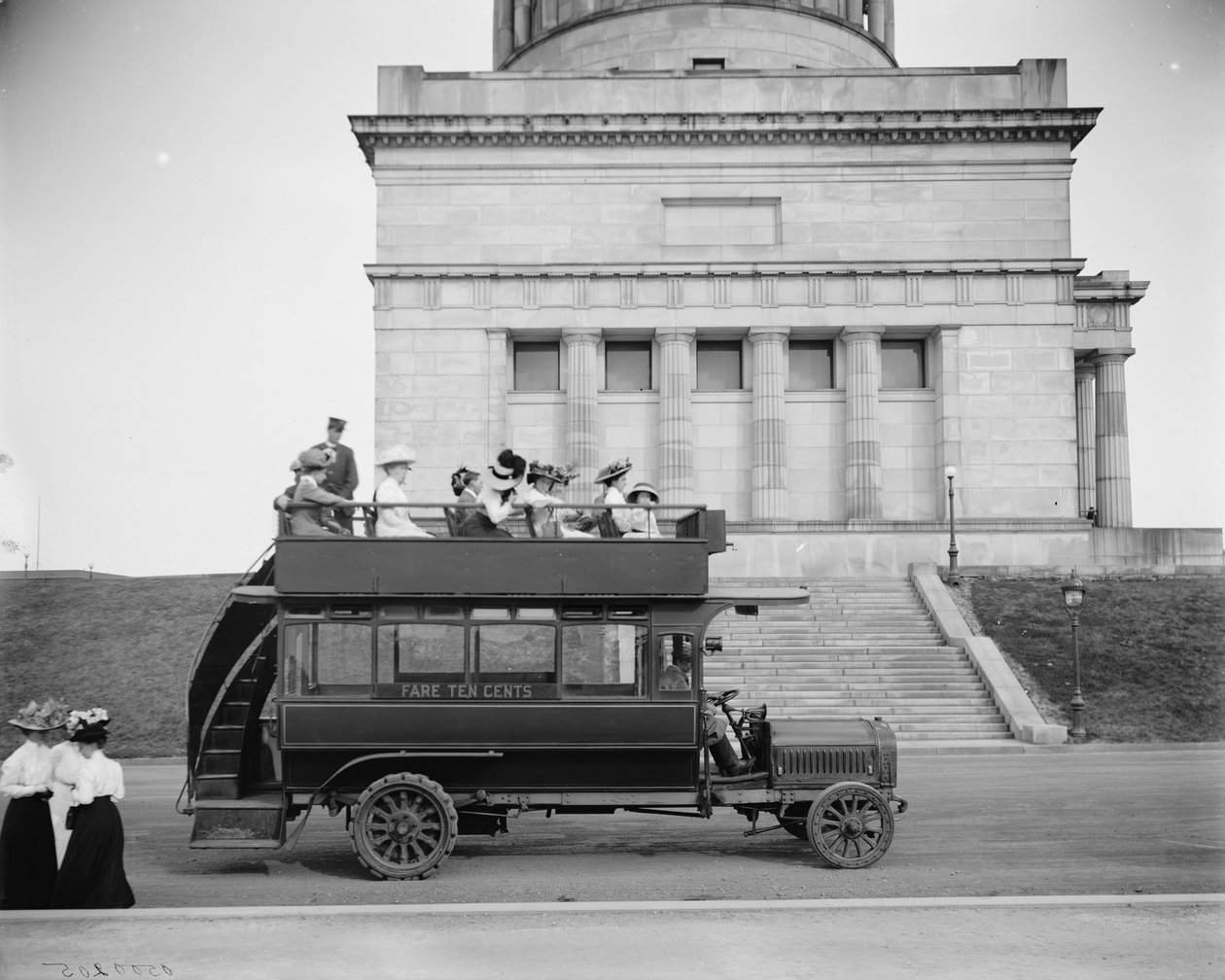 Rubber-neck Auto, Riverside Drive, New York, N.Y., 1900 by Detroit Publishing Co.