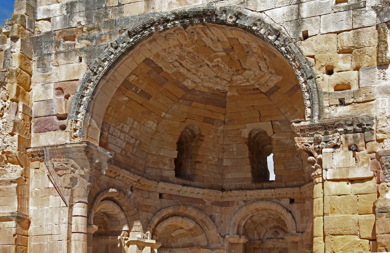 The polygonal apse by French School