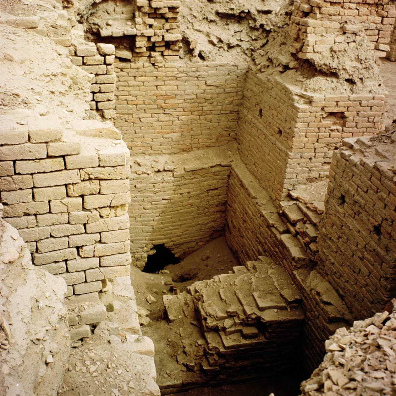 Palace Ruin by Sumerian