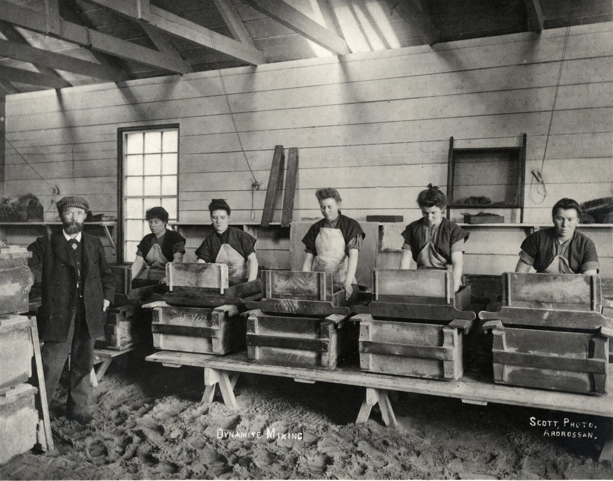 Dynamite Mixing, Ardrossan, 1897 by Unbekannt