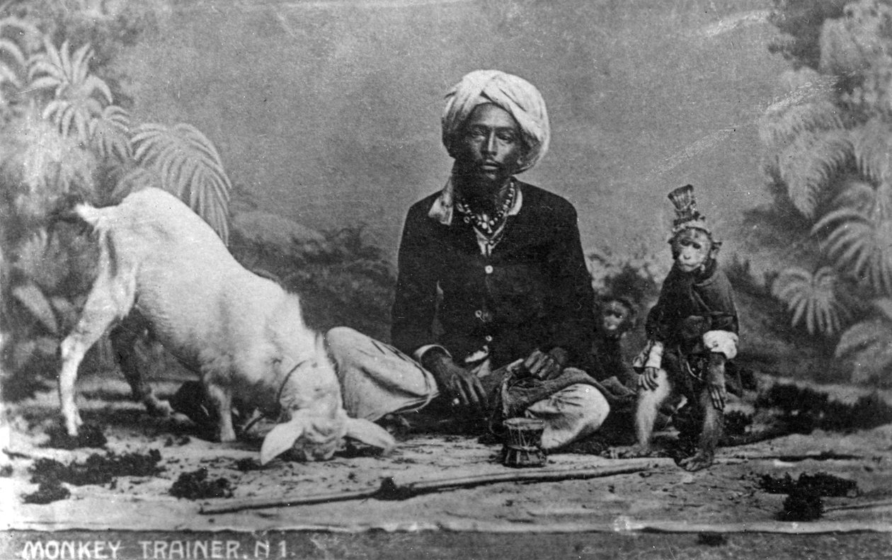 Monkey Trainer, India by Unbekannt