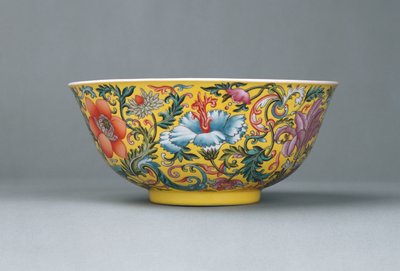 A fine famille rose yellow-ground bowl, 1821-1850 by Chinese School