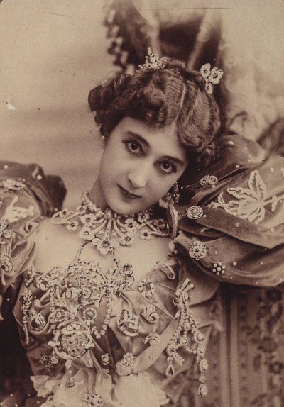 La Belle Otéro by Paris . Photo studio Reutlinger