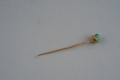 Hairpin (gold and emerald) by Roman