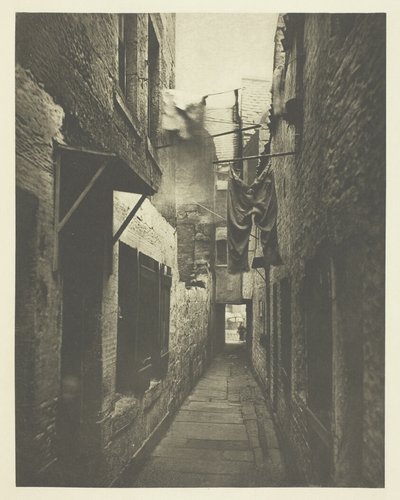 Close No. 101 High Street by Thomas Annan