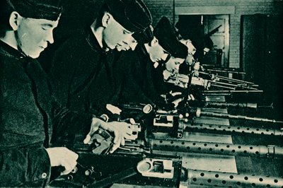 Armourers Assembling Aerial Guns by Unbekannt