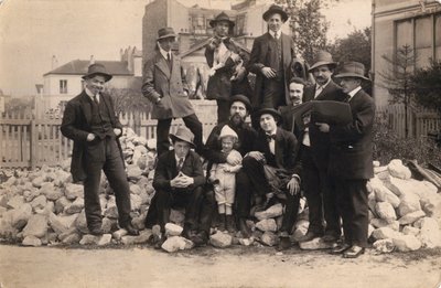 Artists in Front of La Ruche, Montparnasse, 1914 by Unbekannt