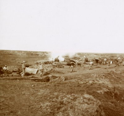 Battery action, c1914-c1918 by Unbekannt