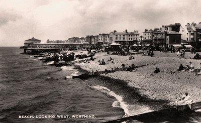 Beach, looking west, Worthing, Sussex, 1935 by Unbekannt