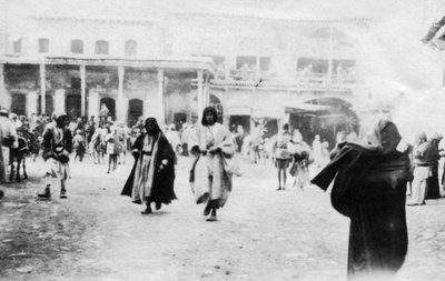 Busy square in Mosul, Mesopotamia, 1918 by Unbekannt