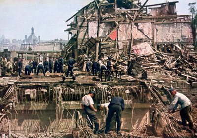 Clearing debris, Dunkirk, France, 1940 by Unbekannt