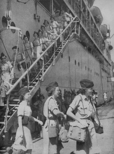 Coming Ashore at Singapore, 1945 by Unbekannt