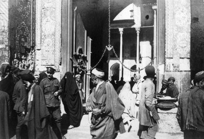 Entrance to Kazimain mosque, Iraq, 1917-1919 by Unbekannt