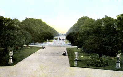 Gardens of Hampton Court Palace, London, 20th Century by Unbekannt