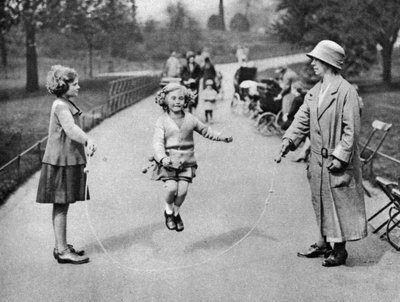 Girl Skipping, Hyde Park, London (1926-1927) by Unbekannt