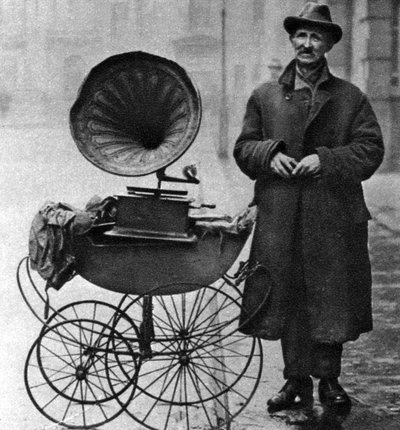 Kerb-side Gramophone-Player, Holborn, London by Unbekannt
