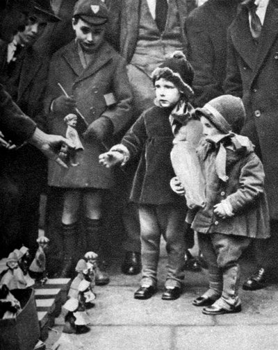 Kerb-side toy-seller, Holborn, London by Unbekannt