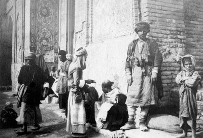 Kurdish barber, outside Kazimain mosque, Iraq by Unbekannt