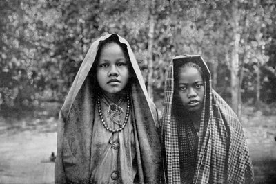 Malay Girls, Sumatra, Indonesia by Unbekannt