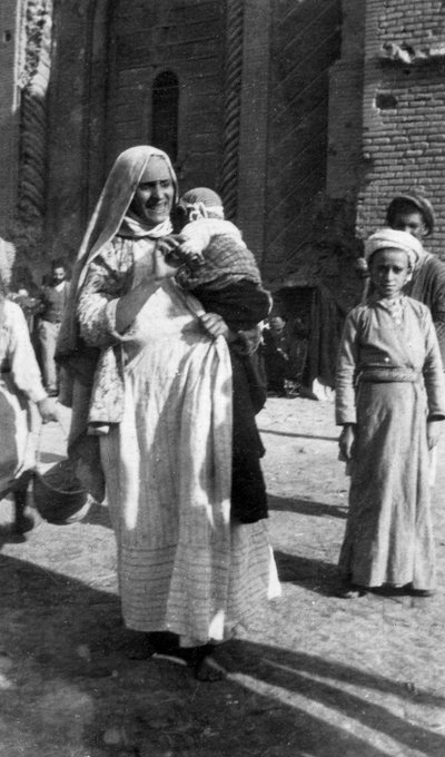 Muslim woman and child, Iraq by Unbekannt