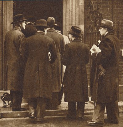 Newspaper men at No. 10, Dec 1936 by Unbekannt