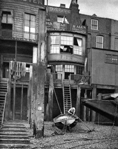 Old Pub on the River Thames, London by Unbekannt