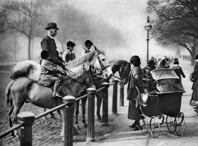 Rotten Row, Hyde Park, London, 1926-1927 by Unbekannt