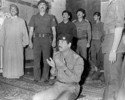 Saddam Hussein praying, Karbala, Iraq, 1985 by Unbekannt