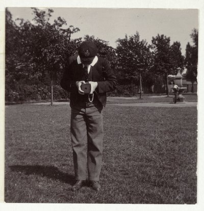 Schoolboy taking a photograph, c 1905 by Unbekannt