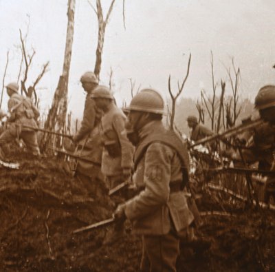 Soldiers advancing, c1914-c1918 by Unbekannt