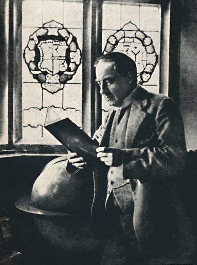 Stanley Baldwin in the Gallery at Chequers, c. 1925 by Unbekannt