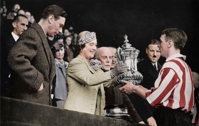 The Queen Presents The Cup by Unbekannt