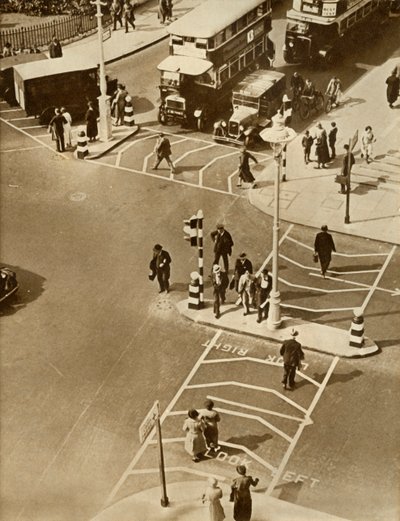 Traffic and pedestrians in Trafalgar Square, London, 1935 by Unbekannt