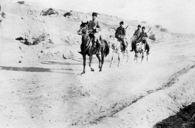 Turkish soldiers leaving Mosul, Mesopotamia, WWI, 1918 by Unbekannt