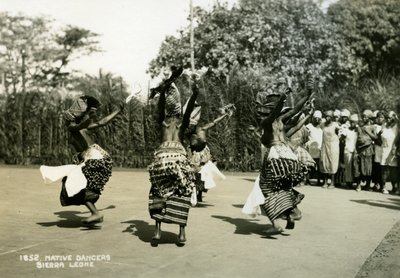 Women dancers performing, Sierra Leone, 20th century by Unbekannt