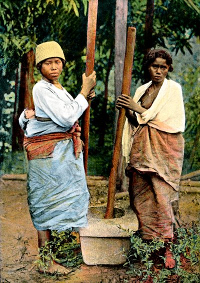 Women Pounding Rice, Madagascar by Unbekannt