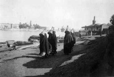 Women water carriers, Tigris River, Baghdad, Iraq by Unbekannt