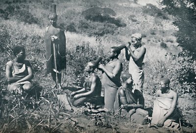 Zulu girls hairdressing, 1912 by Unbekannt
