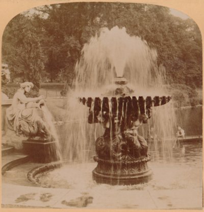 The Large Fountain, London, England by Underwood and Underwood